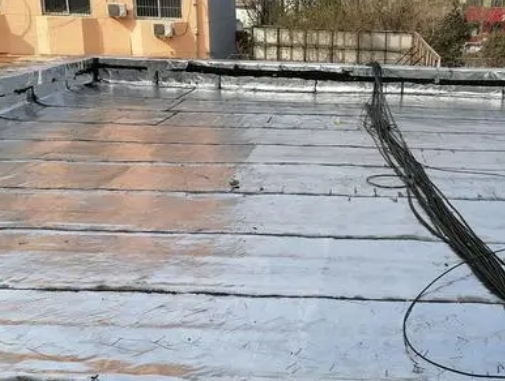 城中卫生间漏水维修公司分享下城中屋面楼顶防水刚性防水层施工要点。